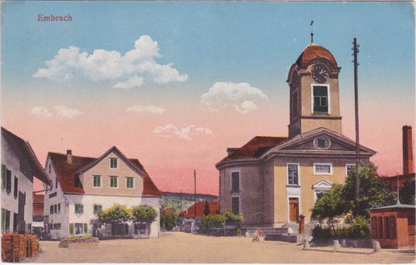 Aufnahme von 1906: Dorfstrasse mit Schulhaus, Kirche, Restaurant Linde, Rechts: Dorfstrasse 5 «Eisenwaren und Werkzeuge» ATELIER M. GUGGENHEIM ZÜRICH, SAMMLUNG HANS BAER